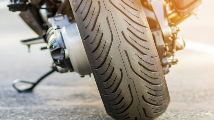 Revisar los neumáticos de la moto