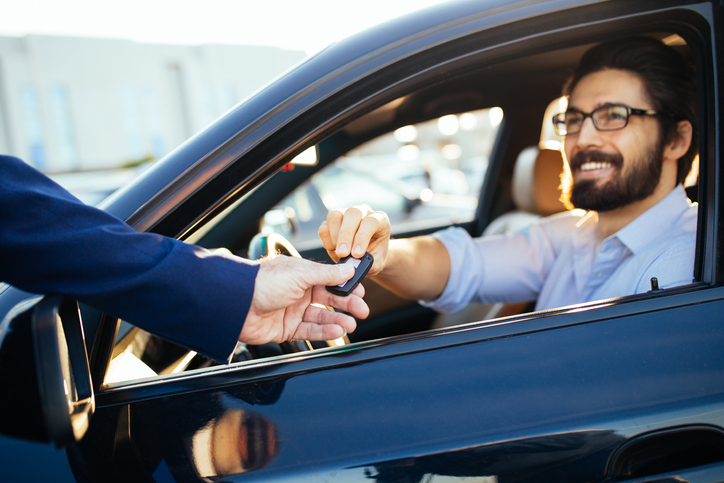 Alquilar un coche bueno sin gastar mucho dinero