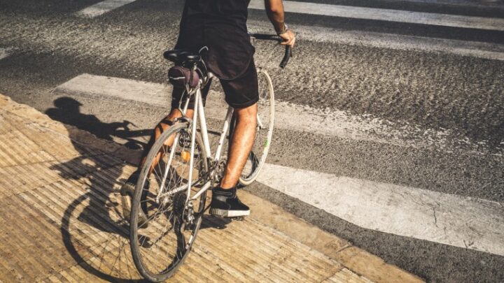 Ciclista: recuerda que tienes que bajarte de la bici en los pasos de peatones