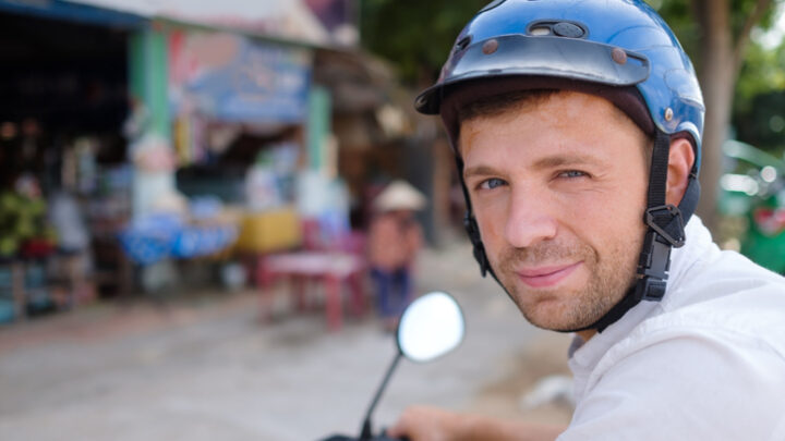 ¿Puedo conducir una moto con el carnet de coche?