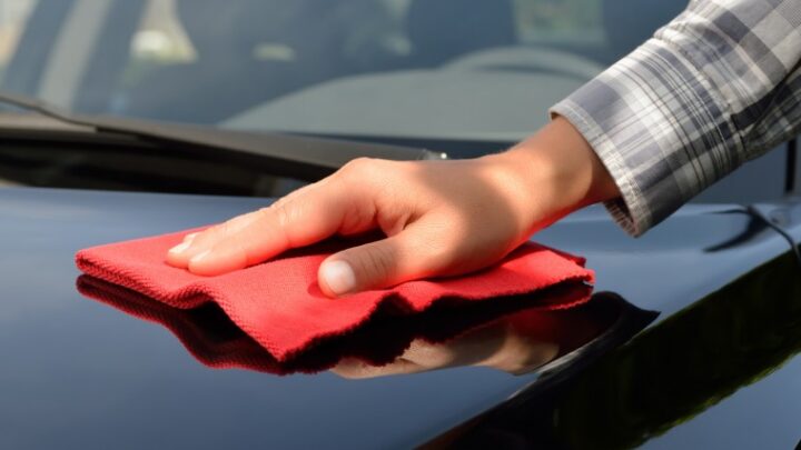 Cómo aplicar una cera para el coche correctamente