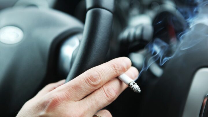 ¿Es legal fumar conduciendo?